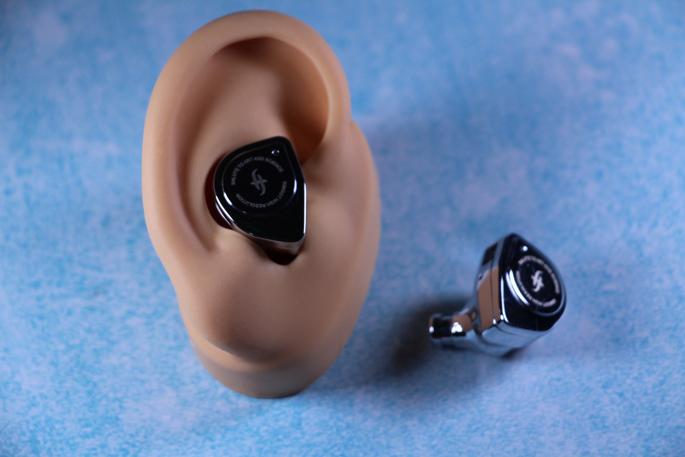Louis Vuitton Rolls Out Next-generation Earbuds for the Rich Kids -  Headphonesty
